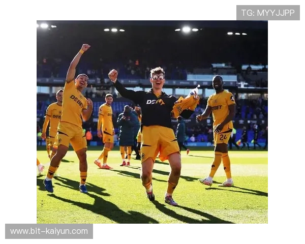 球迷挑战曼联连胜剃头风潮掀起社交媒体热议 球迷挑战曼联连胜剃头风潮掀起社交媒体热议