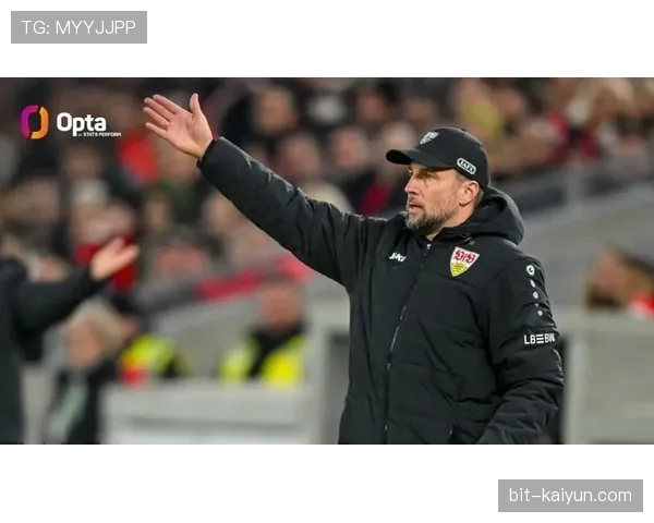 赛后更衣室：斯图加特主帅小赫内斯赞扬球队战斗精神